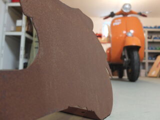 Deko Roller rostiger Stahl- Motiv Vespa GTS